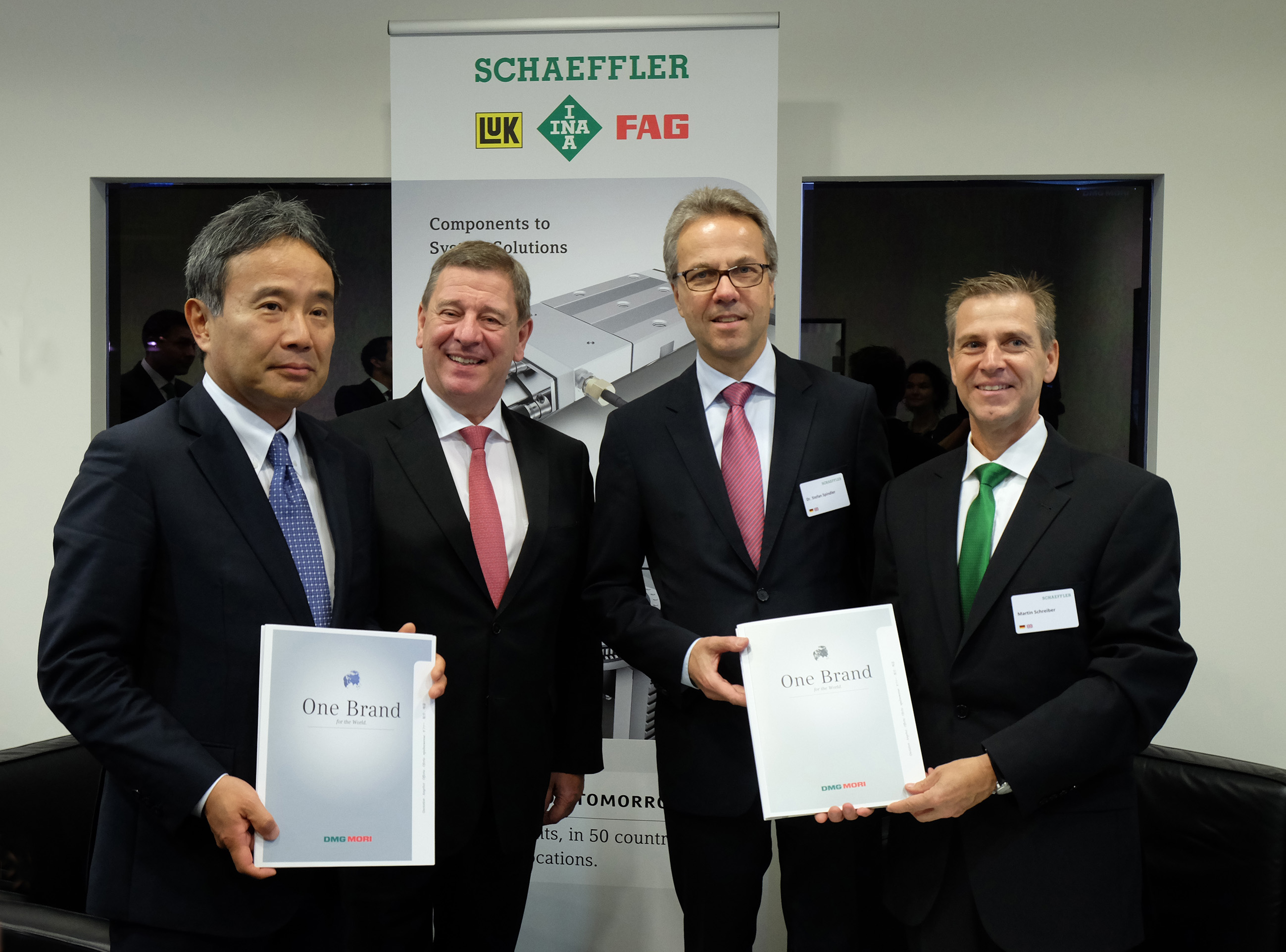 舍弗勒與德馬吉森精機簽署全球營(yíng)銷(xiāo)協(xié)議。從左至右：德馬吉森精機有限公司首席執行官森雅彥博士、德馬吉森精機股份有限公司首席執行官呂迪格·卡皮察博士、舍弗勒集團工業(yè)事業(yè)部首席執行官斯特凡·施平德勒博士、舍弗勒集團工業(yè)事業(yè)部制造機械事業(yè)部總裁馬丁·施賴(lài)伯。