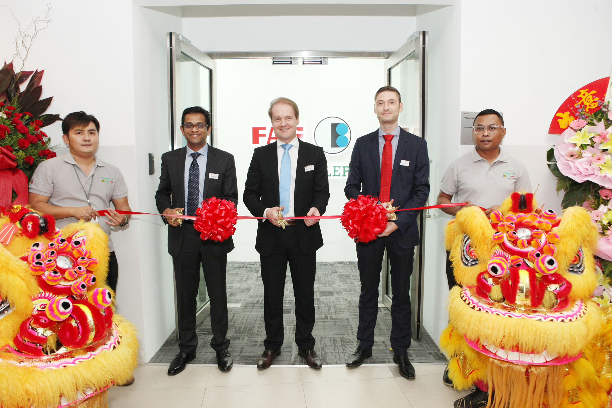 （從左至右）舍弗勒東南亞總裁拉瑪達斯•切魯帕斯（Ramdas Cherupara），舍弗勒亞太區首席執行官安德烈亞斯•?？耍ˋndreas Schick）以及FAG航空航天新加坡公司總經(jīng)理馬蒂亞斯•比格納（Matthias Biegner）在FAG航空航天（新加坡）有限公司的開(kāi)業(yè)儀式上正準備剪彩。