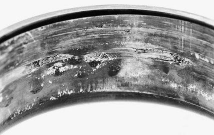 軸承抱軸傷痕或滑動(dòng)磨損的原因及補救措施